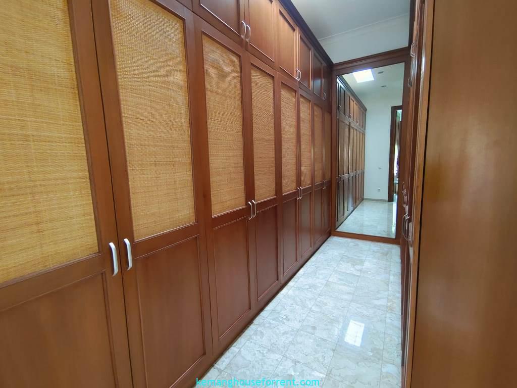 Compound for rent in pejaten barat