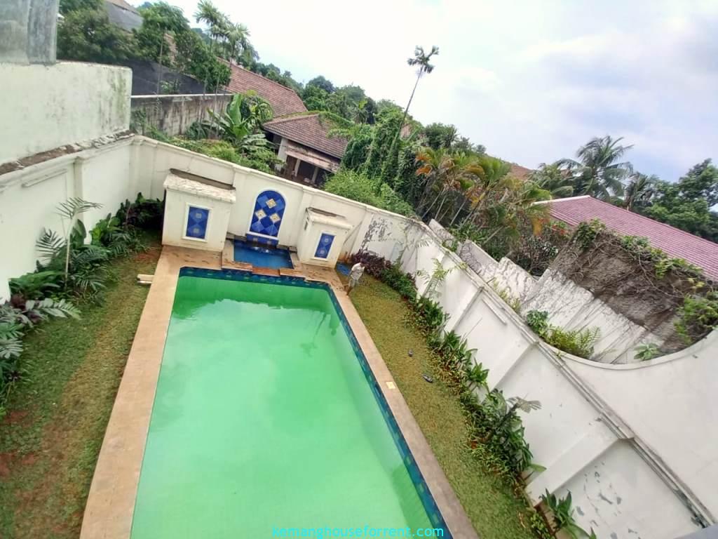 House for Rent in East Kemang with 5 Bedrooms.-