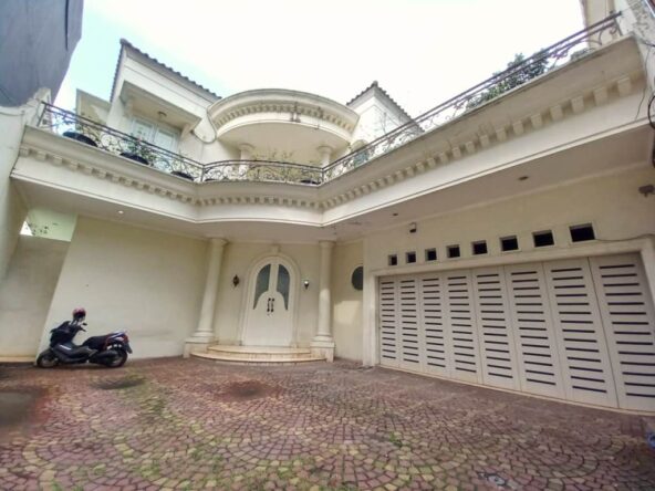 House for Rent in East Kemang with 5 Bedrooms.-