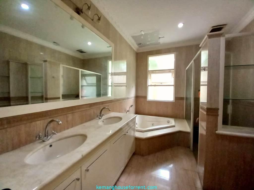 House for Rent in East Kemang with 5 Bedrooms.-