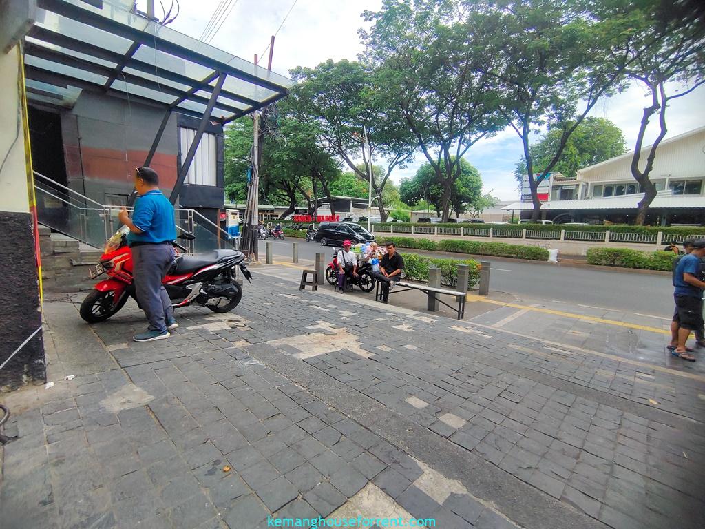 Gedung Komersial 3 lantai di Kemang Raya