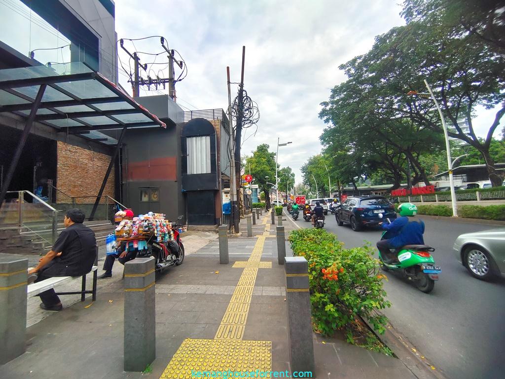 Gedung Komersial 3 lantai di Kemang Raya