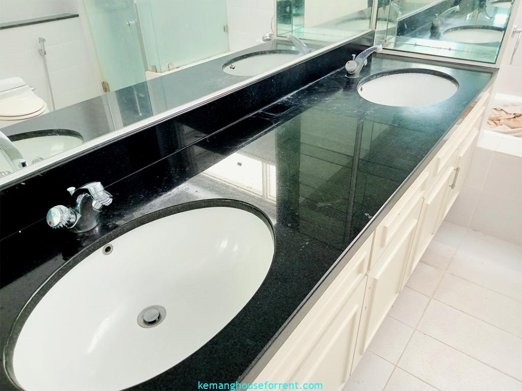 4-BR Home in Pondok Intan Residence
