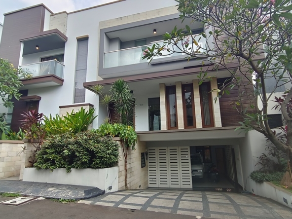 Minimalist Townhouse for Rent in Pejaten Barat