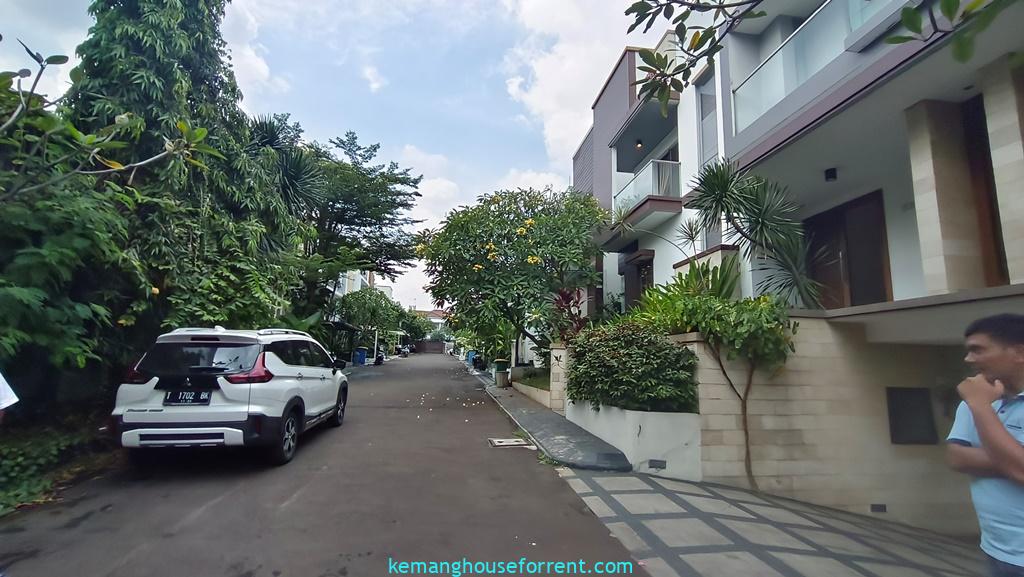 Minimalist Townhouse for Rent in Pejaten Barat