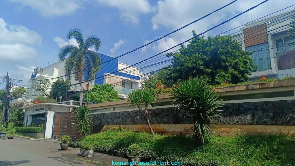 Minimalist Townhouse for Rent in Pejaten Barat