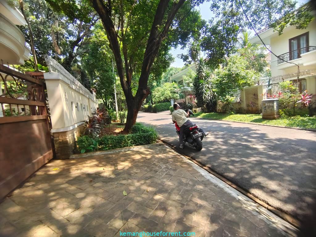 4-BR house with private pool for rent in Pondok Indah