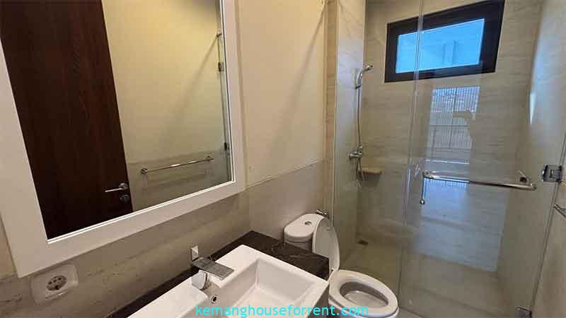 Elegant 4-Bedroom House with Private Pool in Executive Paradise 4