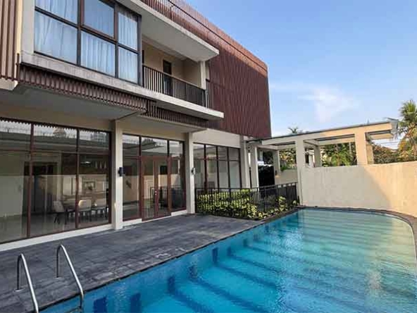 Elegant 4-Bedroom House with Private Pool in Executive Paradise