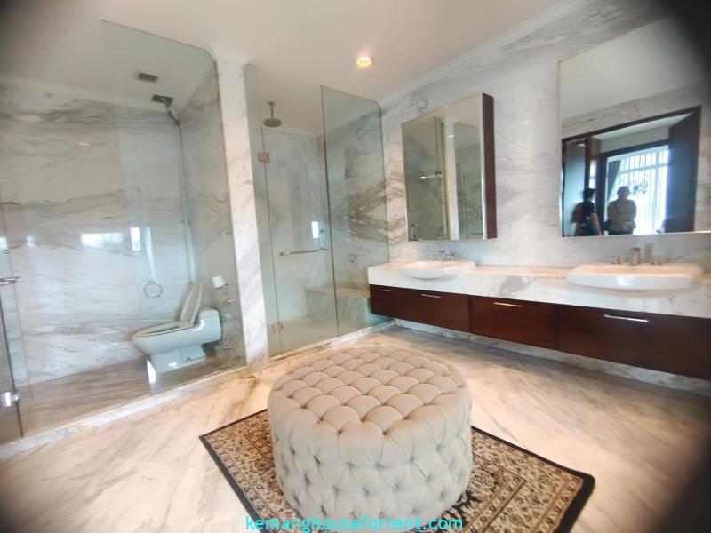 Spacious 3-Bedroom Apartment for Rent at Dharmawangsa Essence (15)