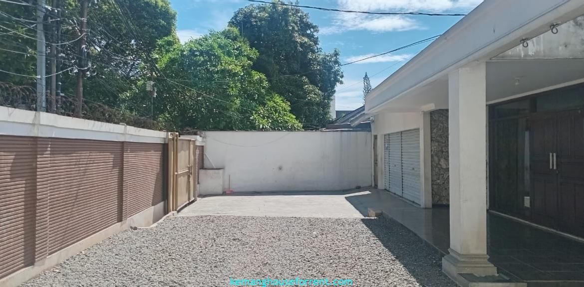 Dijual Rumah Luas di Kemang Area