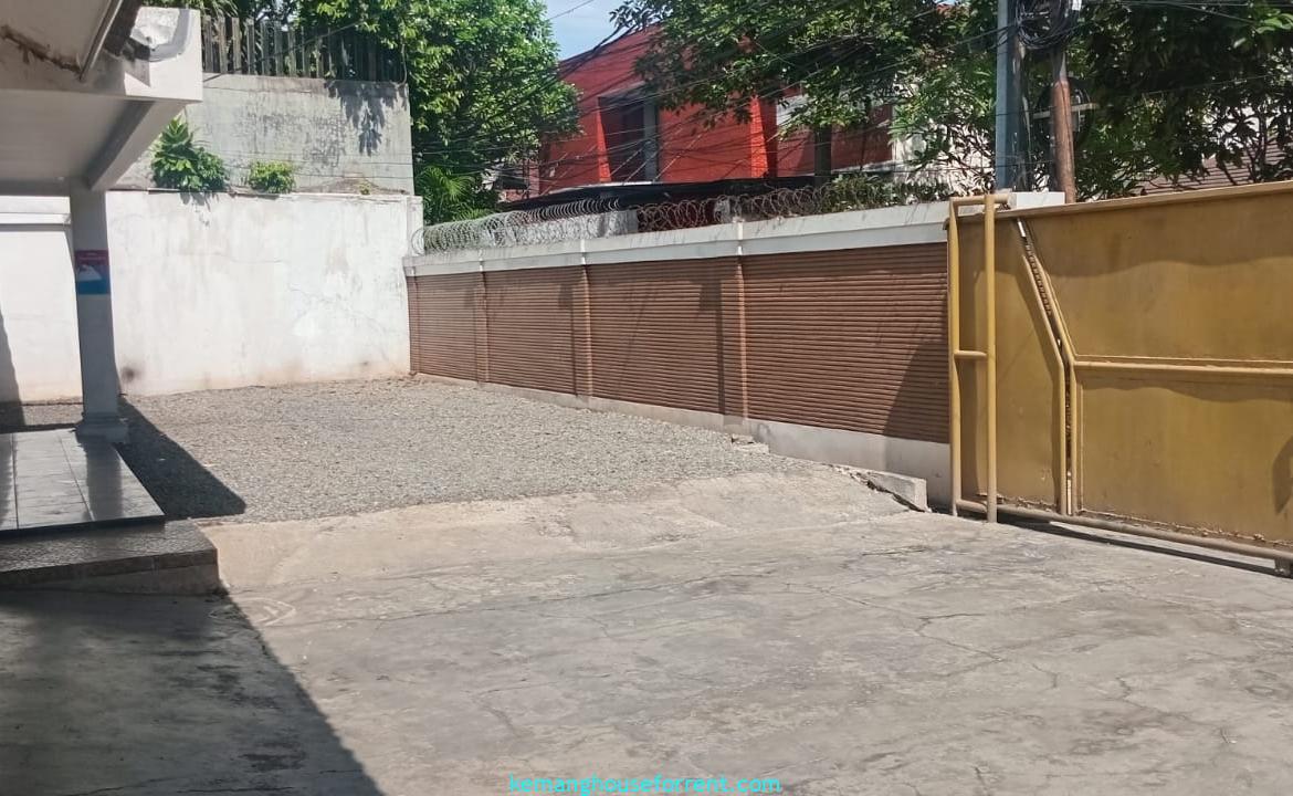 Dijual Rumah Luas di Kemang Area