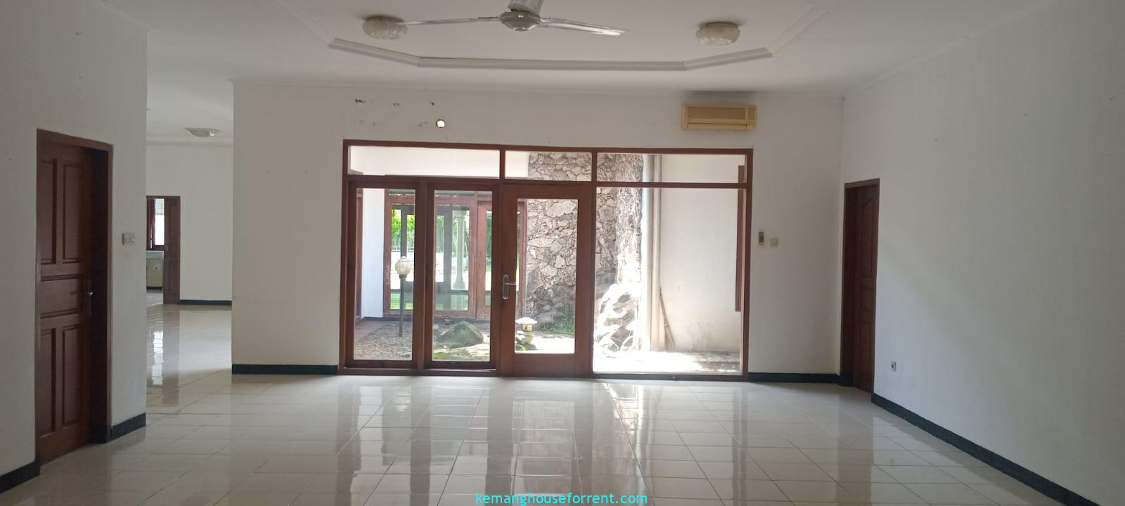 Dijual Rumah Luas di Kemang Area