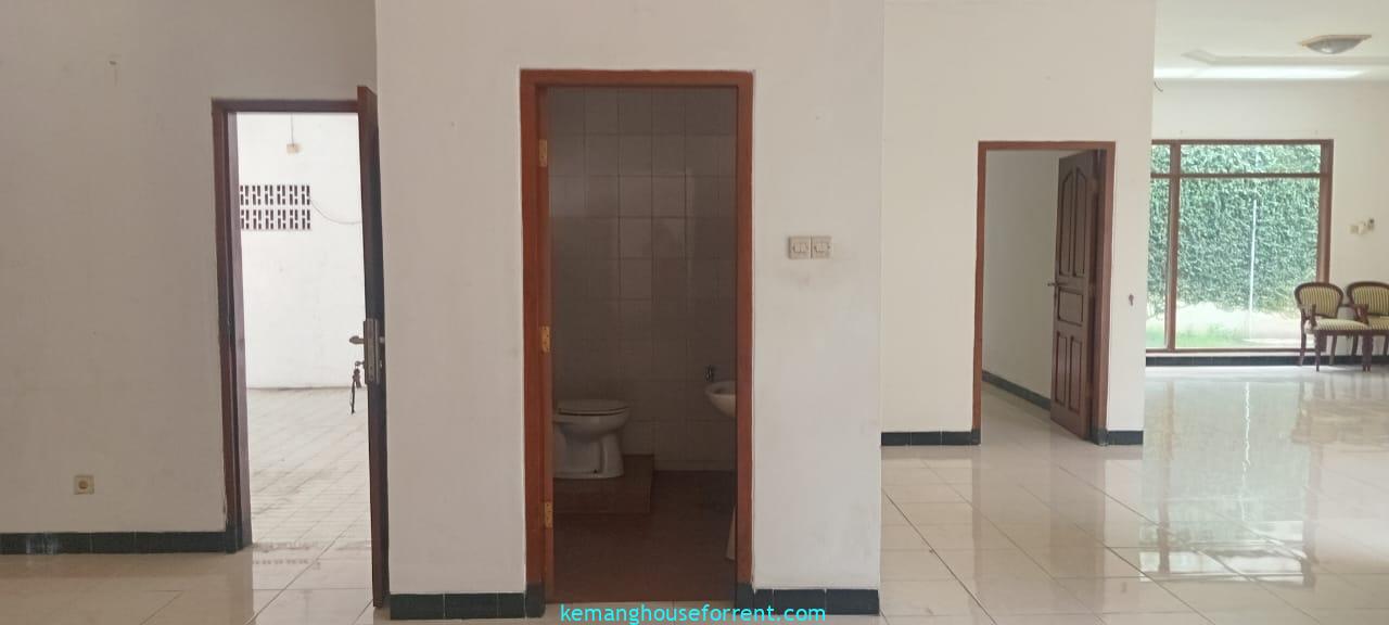 Dijual Rumah Luas di Kemang Area