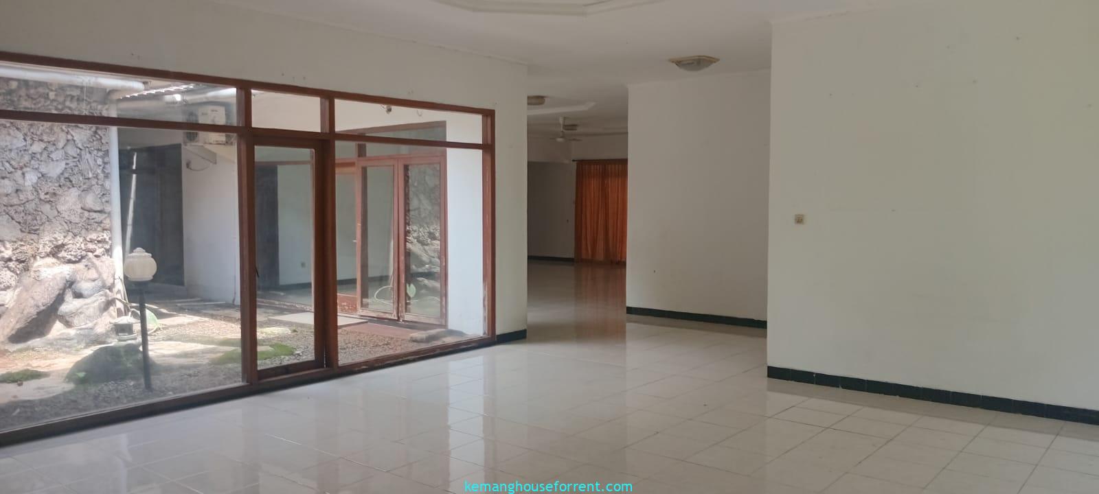 Dijual Rumah Luas di Kemang Area