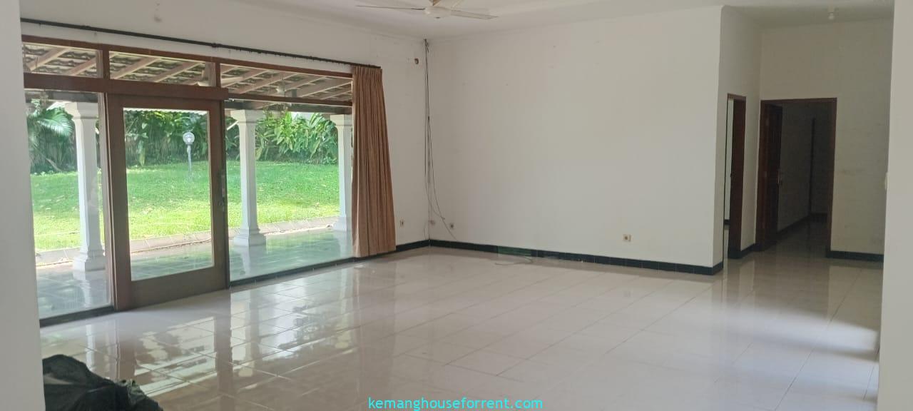 Dijual Rumah Luas di Kemang Area