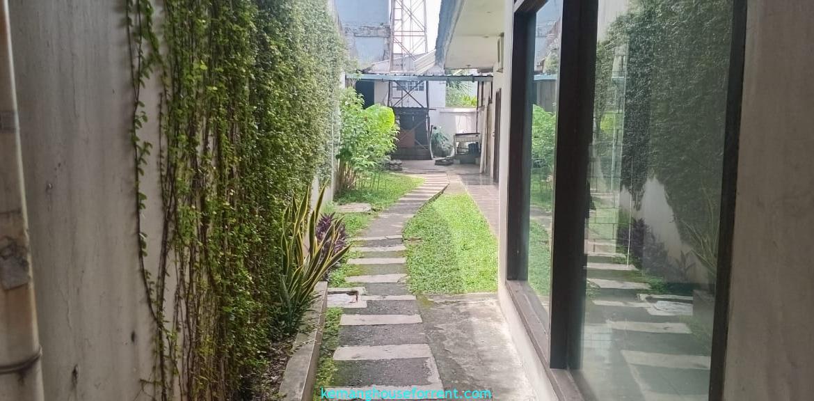 Dijual Rumah Luas di Kemang Area
