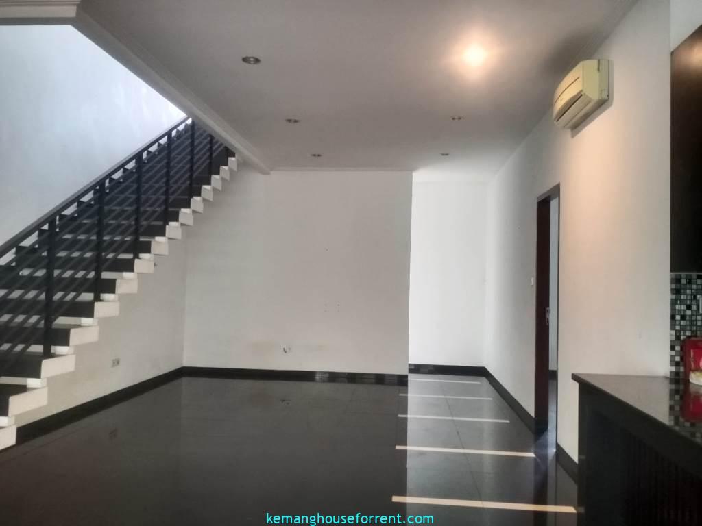 Rumah disewakan Villa Hijau Pondok Indah