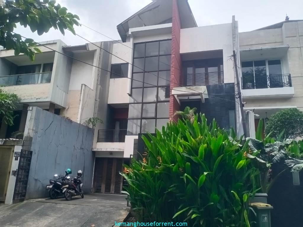 Rumah disewakan Villa Hijau Pondok Indah