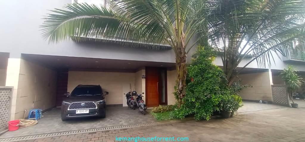 4 BR Townhouse for Rent in Pejaten Barat Near AIS