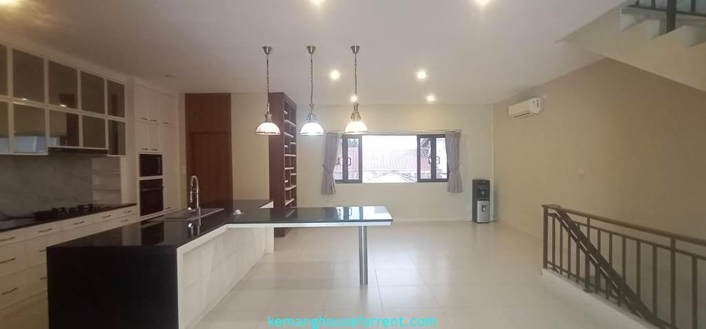 4 BR Townhouse for Rent in Pejaten Barat Near AIS