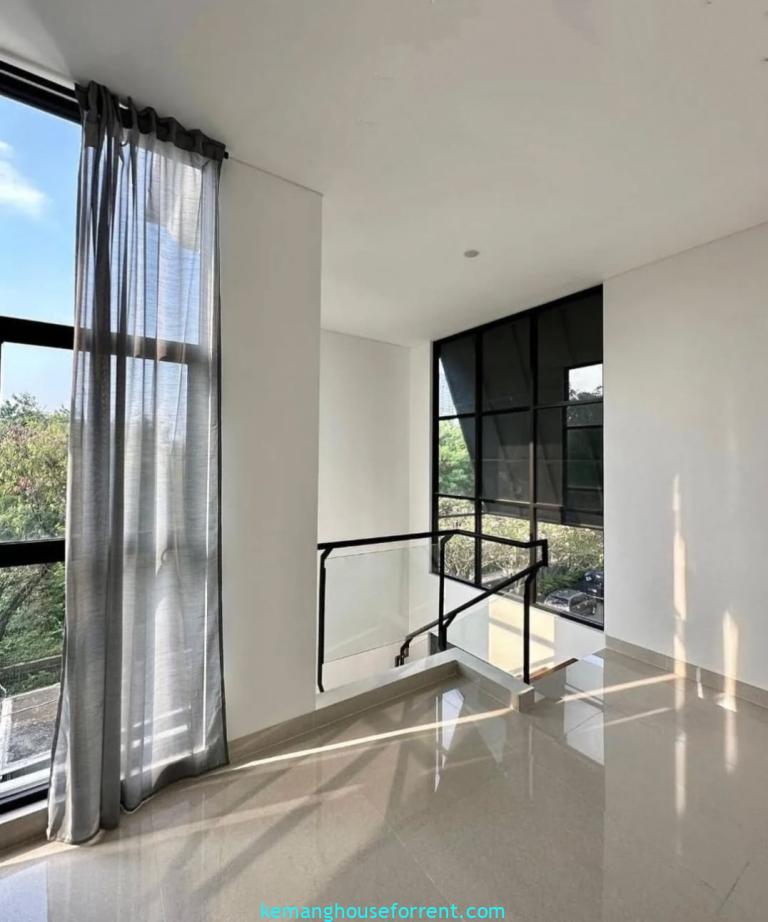 Dijual townhouse baru 3 lantai di Jeruk Purut Jakarta Selatan